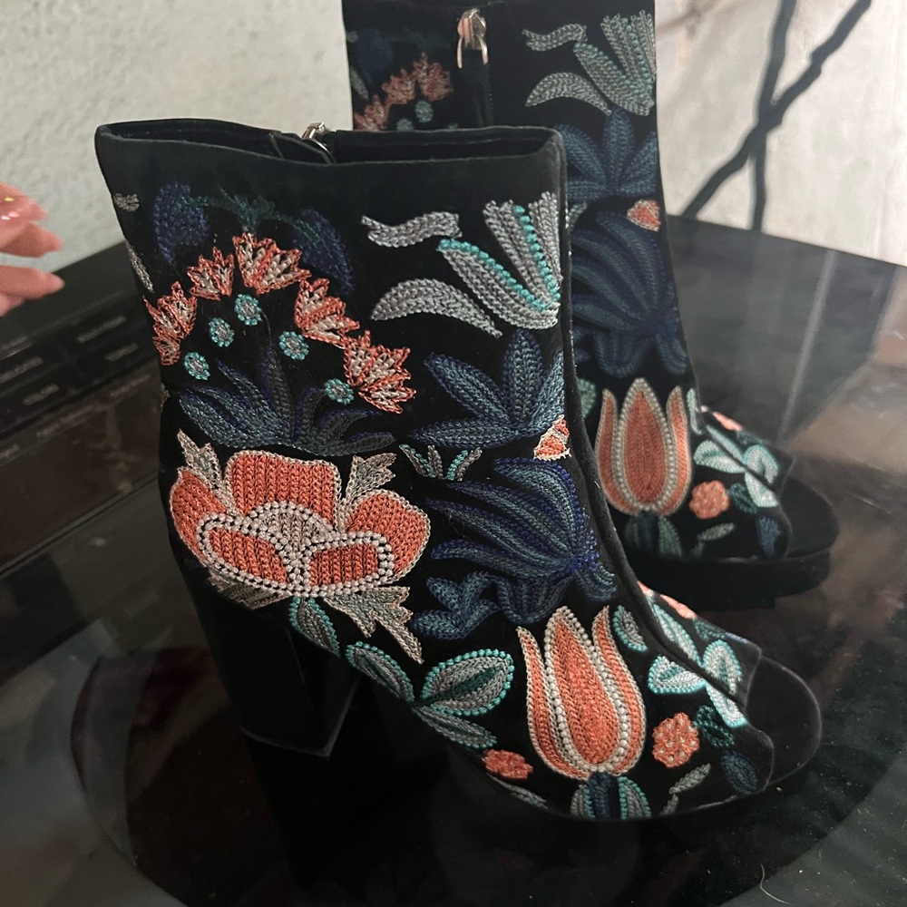 Rebecca minkoff women’s embroidery booties size 8m